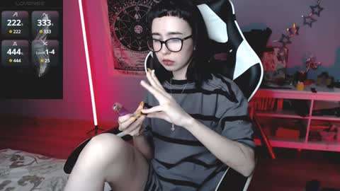 Snapshot of julscinamon chatting on 12/12/24, 08:32 Baroness Von Cringe online show from 12/12/24, 08:32