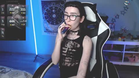 Snapshot of julscinamon chatting on 12/14/24, 06:41 Baroness Von Cringe online show from 12/14/24, 06:41