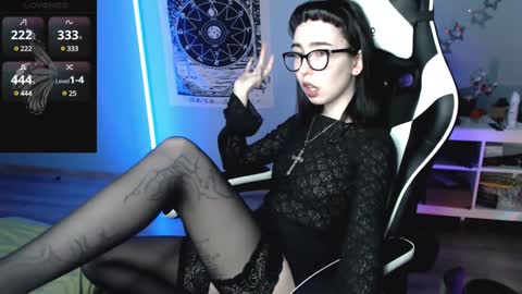 Snapshot of julscinamon chatting on 12/20/24, 06:35 Baroness Von Cringe online show from 12/20/24, 06:35