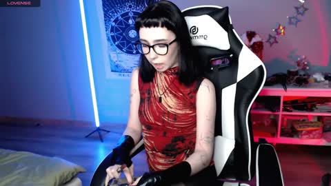 Snapshot of julscinamon chatting on 01/03/25, 06:14 Baroness Von Cringe online show from 01/03/25, 06:14