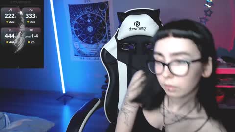 Snapshot of julscinamon chatting on 01/13/25, 07:21 Baroness Von Cringe online show from 01/13/25, 07:21