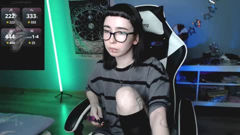 Snapshot of julscinamon chatting on 01/14/25, 07:00 Baroness Von Cringe online show from 01/14/25, 07:00