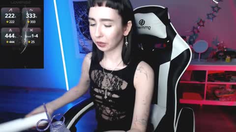 Snapshot of julscinamon chatting on 01/17/25, 06:44 Baroness Von Cringe online show from 01/17/25, 06:44