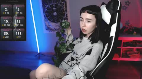 Snapshot of julscinamon chatting on 01/18/25, 07:48 Baroness Von Cringe online show from 01/18/25, 07:48