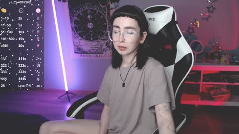 Snapshot of julscinamon chatting on 01/31/25, 05:21 Baroness Von Cringe online show from 01/31/25, 05:21