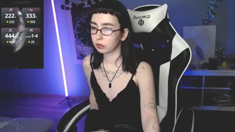 Snapshot of julscinamon chatting on 02/11/25, 06:44 Baroness Von Cringe online show from 02/11/25, 06:44