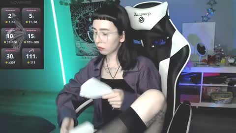 Snapshot of julscinamon chatting on 02/18/25, 05:42 Baroness Von Cringe online show from 02/18/25, 05:42