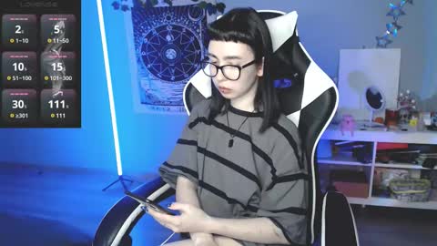 Snapshot of julscinamon chatting on 02/19/25, 05:49 Baroness Von Cringe online show from 02/19/25, 05:49