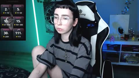 Snapshot of julscinamon chatting on 02/22/25, 07:47 Baroness Von Cringe online show from 02/22/25, 07:47