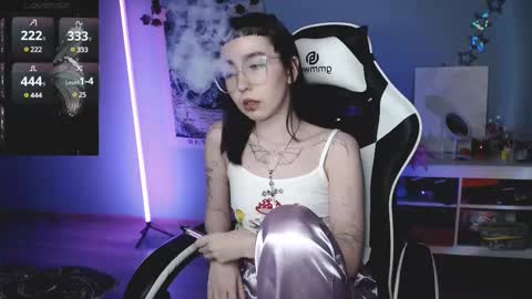 Snapshot of julscinamon chatting on 02/27/25, 04:53 Baroness Von Cringe online show from 02/27/25, 04:53