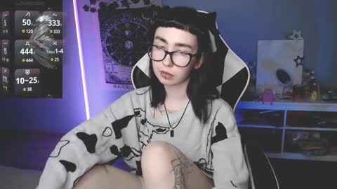 Snapshot of julscinamon chatting on 03/06/25, 05:54 Baroness Von Cringe online show from 03/06/25, 05:54