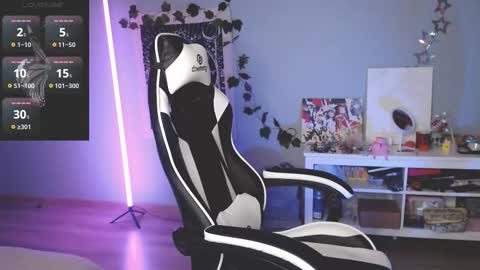 Snapshot of julscinamon chatting on 03/07/25, 04:22 Baroness Von Cringe online show from 03/07/25, 04:22