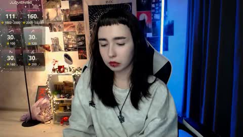 Snapshot of julscinamon chatting on 09/11/25, 02:50 Baroness Von Cringe online show from 09/11/25, 02:50