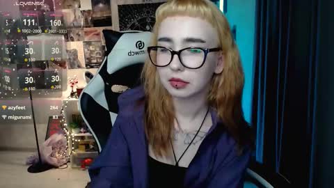 Snapshot of julscinamon chatting on 09/13/25, 03:56 Baroness Von Cringe online show from 09/13/25, 03:56