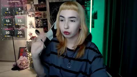 Snapshot of julscinamon chatting on 09/19/25, 04:29 Baroness Von Cringe online show from 09/19/25, 04:29