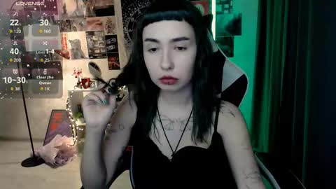 Snapshot of julscinamon chatting on 09/22/25, 05:48 Baroness Von Cringe online show from 09/22/25, 05:48