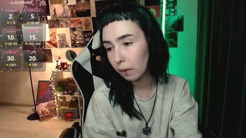 Snapshot of julscinamon chatting on 10/05/25, 01:20 Baroness Von Cringe online show from 10/05/25, 01:20