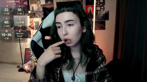 Snapshot of julscinamon chatting on 10/15/25, 03:45 Baroness Von Cringe online show from 10/15/25, 03:45