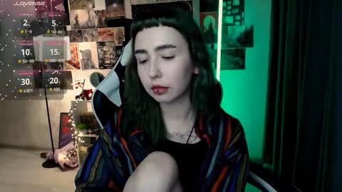 Snapshot of julscinamon chatting on 10/17/25, 03:58 Baroness Von Cringe online show from 10/17/25, 03:58