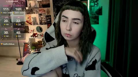 Snapshot of julscinamon chatting on 10/18/25, 05:25 Baroness Von Cringe online show from 10/18/25, 05:25