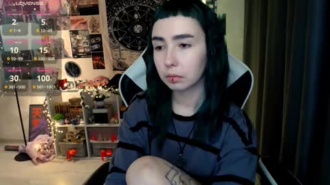 Snapshot of julscinamon chatting on 10/22/25, 06:29 Baroness Von Cringe online show from 10/22/25, 06:29