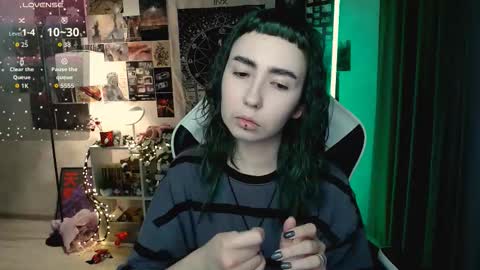 Snapshot of julscinamon chatting on 10/29/25, 06:09 Baroness Von Cringe online show from 10/29/25, 06:09