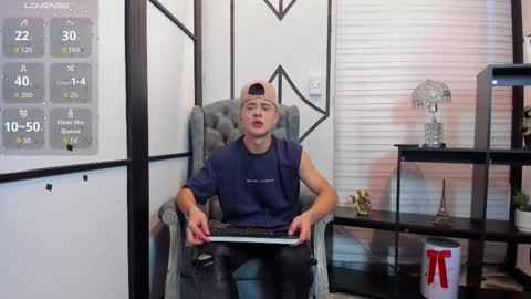 Snapshot of juniormorris_ chatting on 10/25/25, 09:42 Junior online show from 10/25/25, 09:42