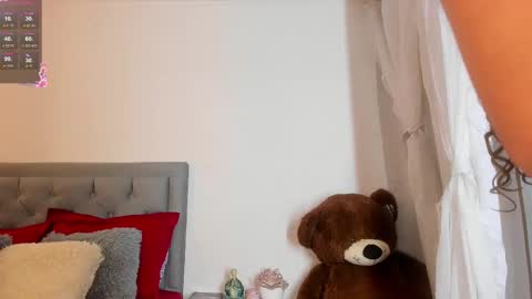 Snapshot of juphiteer chatting on 03/11/25, 03:02  viviana  sasha  online show from 03/11/25, 03:02