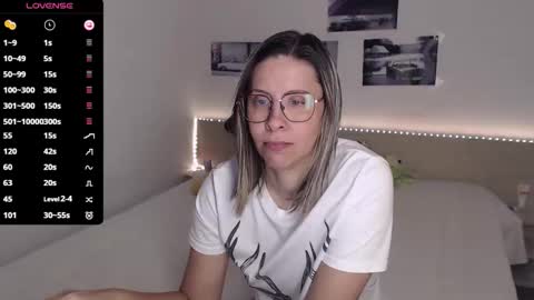 Snapshot of justmexy7 chatting on 10/10/25, 04:00 Julie online show from 10/10/25, 04:00