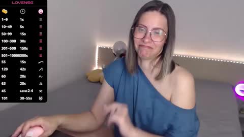 Julie online show from 06/06/26, 04:06