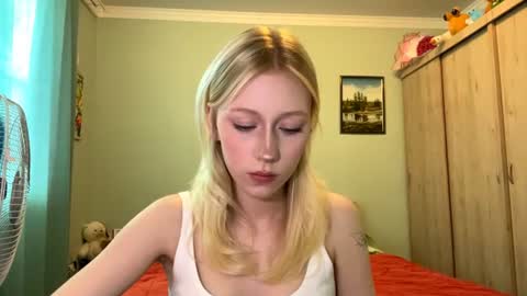 Snapshot of kacicasal chatting on 06/19/26, 02:21 Mia 1st day here online show from 06/19/26, 02:21