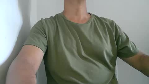 Snapshot of kamilo69_ chatting on 12/19/25, 07:43 Kamilo online show from 12/19/25, 07:43