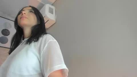 Snapshot of kanna02 chatting on 12/17/25, 10:32 Kanna online show from 12/17/25, 10:32