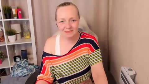 Snapshot of karen_villis chatting on 05/03/26, 12:00 Karen online show from 05/03/26, 12:00