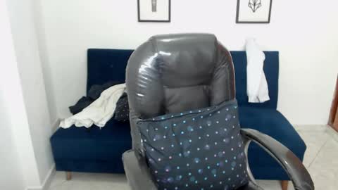 Snapshot of karlye_hot chatting on 12/18/24, 02:32 KARLYE online show from 12/18/24, 02:32