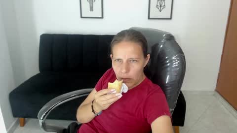 Snapshot of karlye_hot chatting on 02/01/25, 01:44 KARLYE online show from 02/01/25, 01:44