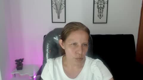 Snapshot of karlye_hot chatting on 02/18/25, 05:42 KARLYE online show from 02/18/25, 05:42