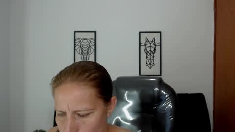 Snapshot of karlye_hot chatting on 02/25/25, 03:31 KARLYE online show from 02/25/25, 03:31