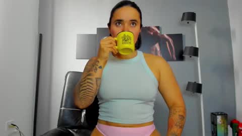 Snapshot of karlyjons_ chatting on 02/15/25, 02:44   online show from 02/15/25, 02:44