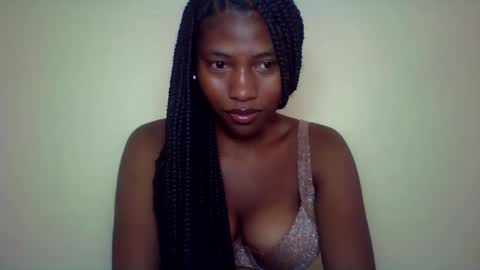 Snapshot of karoliee chatting on 05/05/26, 11:40 karoliee online show from 05/05/26, 11:40
