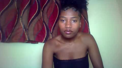 Snapshot of karoliee chatting on 05/26/26, 10:33 karoliee online show from 05/26/26, 10:33