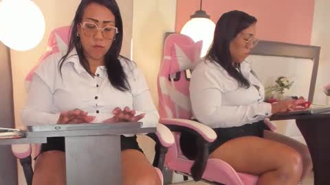 karolwest_ online show from 12/02/25, 12:21