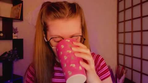 Snapshot of kate_cuddle chatting on 02/25/25, 02:03 Kate online show from 02/25/25, 02:03