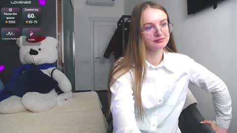 Snapshot of kate_jonson chatting on 12/07/24, 08:00 .Be kind and gentle with me and I will do my best for you. online show from 12/07/24, 08:00