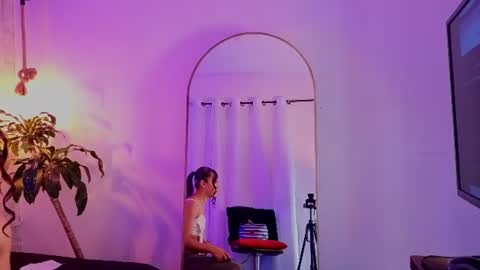 Snapshot of kathira_londres chatting on 06/20/26, 11:35 Sofia online show from 06/20/26, 11:35