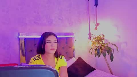 Snapshot of kathira_londres chatting on 06/23/26, 12:47 Sofia online show from 06/23/26, 12:47