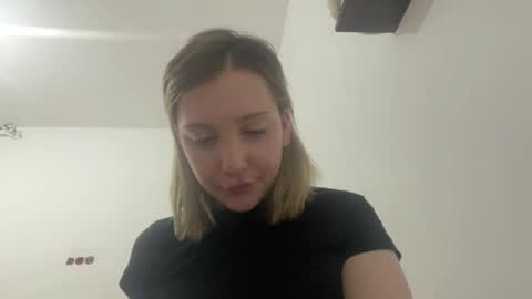 Snapshot of kathrinekiening chatting on 06/08/26, 01:28 Jessie online show from 06/08/26, 01:28