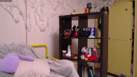 Katie Deville online show from 12/02/24, 03:47