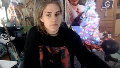 Snapshot of katiecutie_5 chatting on 12/25/24, 04:01 Katie online show from 12/25/24, 04:01