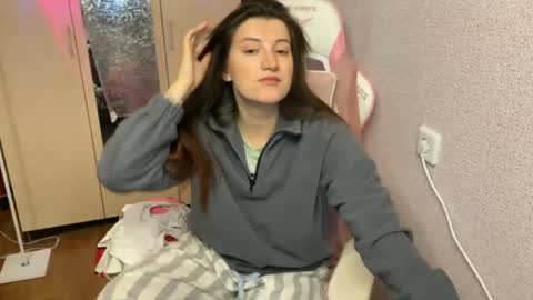 Snapshot of katrin_kristal chatting on 04/24/26, 04:31 naked in pvt show 100 tk online show from 04/24/26, 04:31